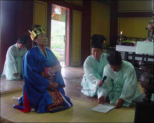 이영남 화순군수가 초헌례에서 신위에 축문을 올리고 있다. 